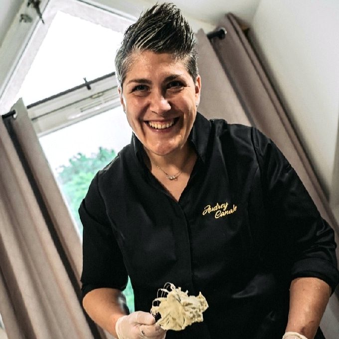 Audrey Canale, c'est une passionnée de pâtisserie qui met toute son énergie et sa créativité dans chacune de ses créations. Minutieuse et à l'écoute de ses clients, elle s'assure que chaque gâteau soit une œuvre d'art unique et délicieuse.